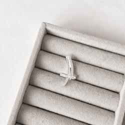 Piercing fake 2 curvas cravejadas orelha esquerda