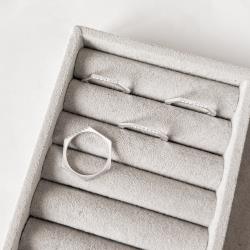 Anel hexágono detalhe cravejado