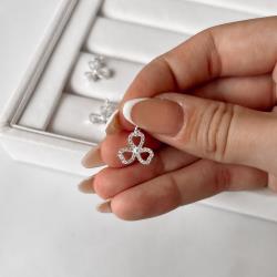 Pingente trevo vazado cravejado 12mm