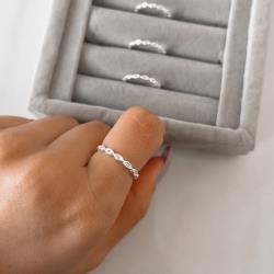 Anel mini navetes com zircônia