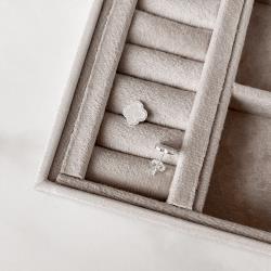 Brinco trevo madrepérola cravejado 10mm