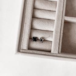 Brinco zircônia quadrada ônix 6mm