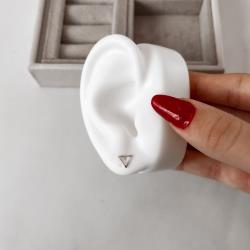 Brinco triângulo invertido vazado 7mm