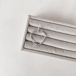 Pingente coração vazado detalhes zircônias 23mm