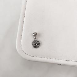 Berloque pingente medalha envelhecida sapato