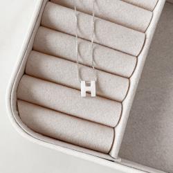 Colar madrepérola letra H 45cm