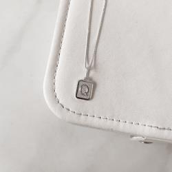 Colar pingente placa letra Q 12mm 45cm