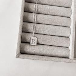 Colar pingente placa letra R 12mm 45cm