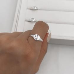 Anel redondo escrito love resina