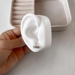 Brinco infantil escrito love cravejado colorido tarraxa comum