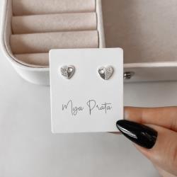 Brinco coração 8mm meio cravejado detalhe coração