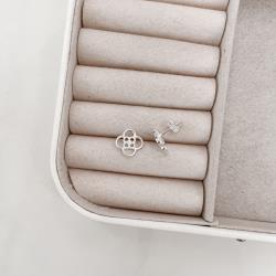 Brinco trevo vazado detalhe zircônia 10mm