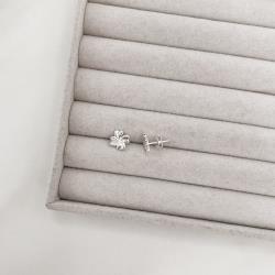 Brinco trevo detalhe cravejado 10mm