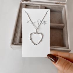 Colar pingente coração vazado detalhes zircônias 23mm 45cm