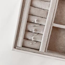 Anel letra I cravejada e zircônia regulável P