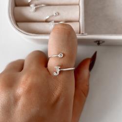 Anel letra J cravejada e zircônia regulável P