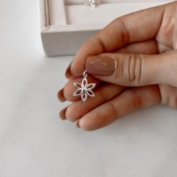 Pingente flor 6 pétalas 15mm