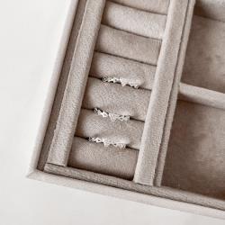 Anel triângulo cravejado com triângulos vazados