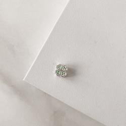 Berloque separador trevo cravejado verde 9mm