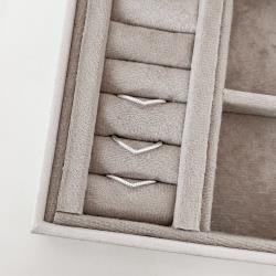 Anel mini V detalhe bolinhas