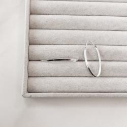 Argola oval 37x13mm fio triângulo