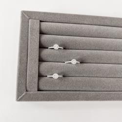 Anel meia aliança detalhe botão com zircônia