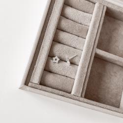 Brinco estrela vazada cravejada 7mm