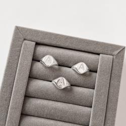 Anel oval letra A cravejada regulável P