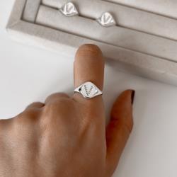 Anel oval letra V cravejada regulável P