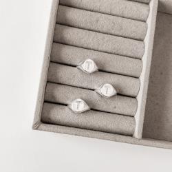 Anel oval letra T cravejada regulável G