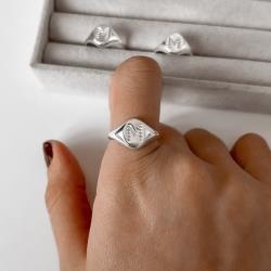 Anel oval letra M cravejada regulável G