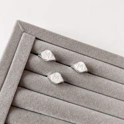 Anel oval letra M cravejada regulável P