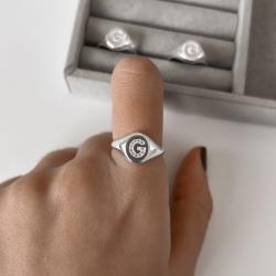 Anel oval letra G cravejada regulável G