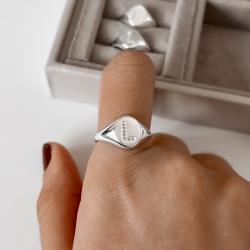 Anel oval letra L cravejada regulável G