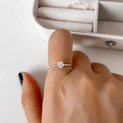 Anel flor cravejada caixa alta