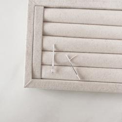 Brinco bastão com zircônia retangular 35mm