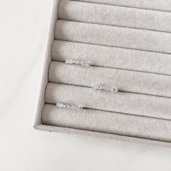 Anel meia aliança círculos P e G cravejados