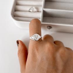 Anel oval letra V cravejada regulável G