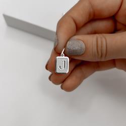 Pingente placa letra J 12mm 