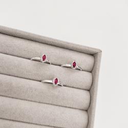 Anel solitário zircônia navete rubi com cravejado