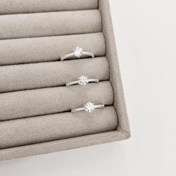 Anel solitário 5mm com cravejado