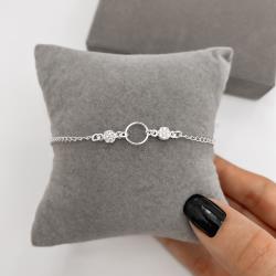 Pulseira entremeio círculo vazado 9mm com botões cravejados 18cm com alongadora