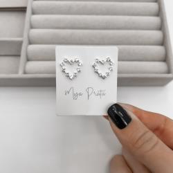 Brinco coração vazado com zircônias 14mm