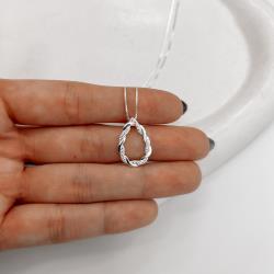 Colar gota vazada trançada cravejada 20mm 45cm