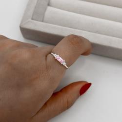 Anel zircônia retangular rosa com mini zircônias