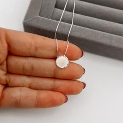 Colar pingente círculo perolado resina 10mm 45cm