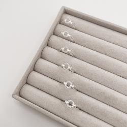 Anel círculo vazado cravejado com elos