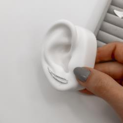 Brinco ear cuff curva vazada cravejada tarraxa