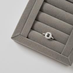 Anel círculo vazado com zircônias retangulares e cravejado lateral