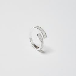 Anel aberto cravejado de zircônias retangulares